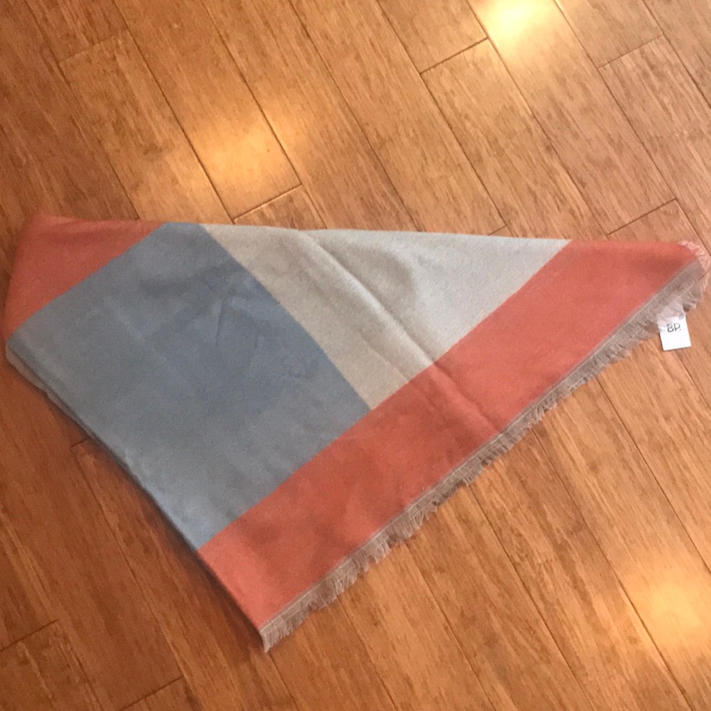 NWT- Women’s scarf